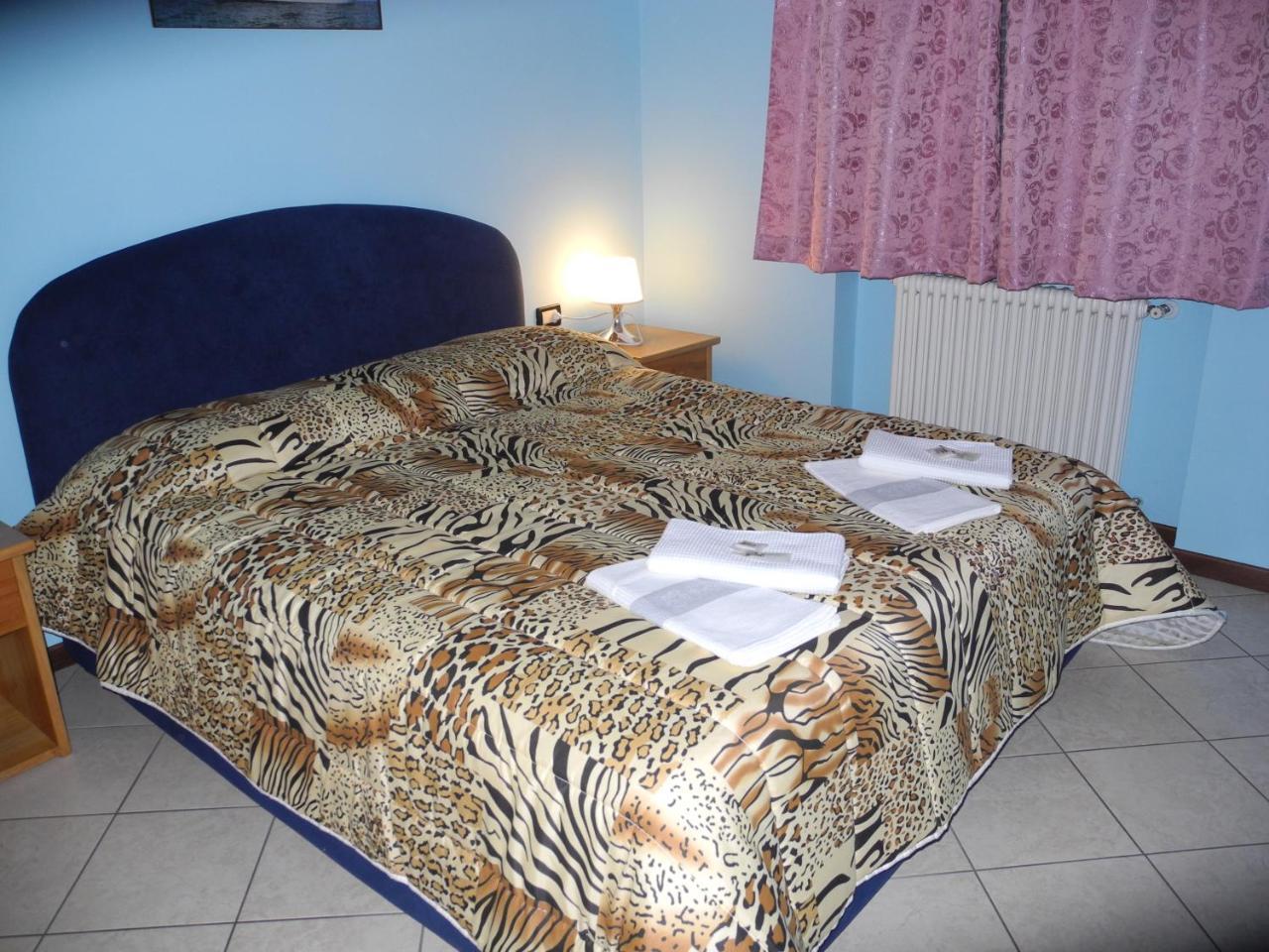 Residence Laguna Beach Pianello Del Lario Luaran gambar