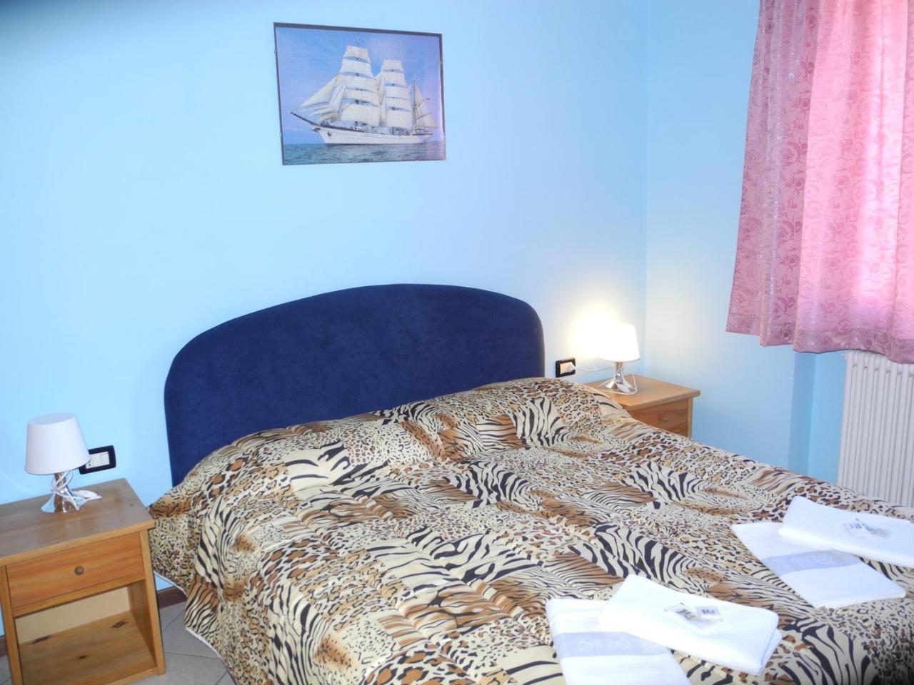 Residence Laguna Beach Pianello Del Lario Luaran gambar